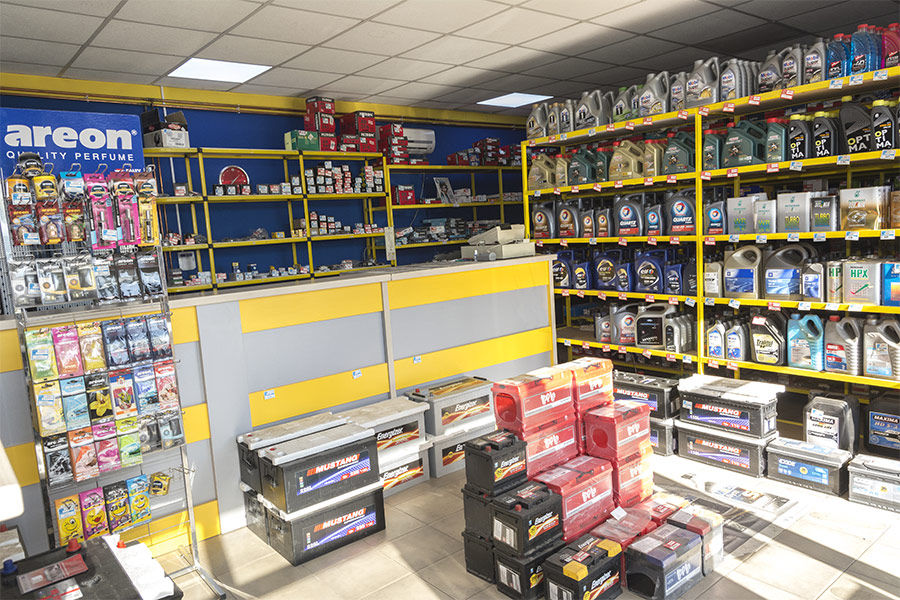 asortiman robe u prodavnici auto delova Maj Auto slika